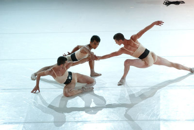 Una de las piezas a tres que compone la obra  Follia barocca,  de Matteo Levaggi.