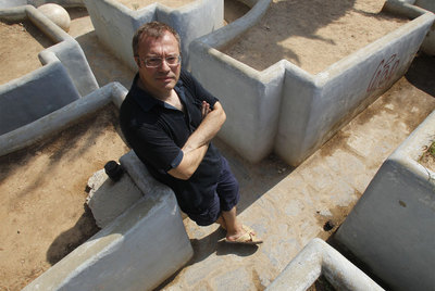 Después del éxito de  Celda 211,  Daniel Monzón se prepara para comedia negra, en inglés y con actores anglosajones.