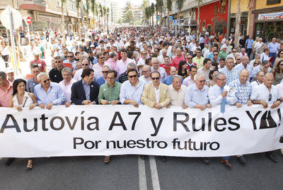 Cientos de vecinos protestaron ayer frente al Ayuntamiento de Almuñécar, mientras por la tarde, unas 3.000 personas, según la Policía Local, se reunieron en Motril para protestar por un retraso que dura ya tres décadas.