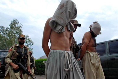 Soldados paquistaníes escoltan a presuntos talibanes detenidos durante una operación militar en la región tribal de Khyber, en 2009.