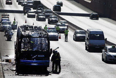 Un autocar incendiado provoca largos atascos en la A-2