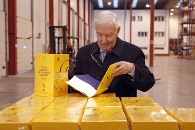 García de la Concha revisa un ejemplar de la  Nueva Gramática