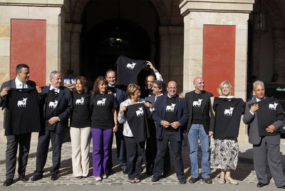 Los diputados del PP, ayer ante el Parlamento de Cataluña, manifestándose a favor de los toros.