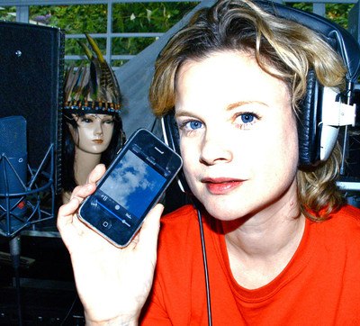 Kirsty Hawkshaw, ex vocalista del grupo techno Opus III, improvisa sonidos con el   software   RJDJ, que facilta la composición musical agitando el iPhone.