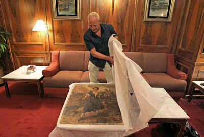 Josep Lluis Solé muestra el lienzo de Agustina de Aragón en la Zaragoza sitiada en 1808.