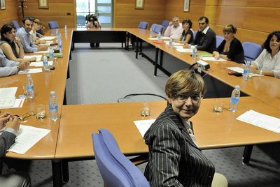 En la imagen, en primer plano, Zabaleta junto a representantes de los 10 municipios vascos de mayor población en la reunión que mantuvieron ayer.