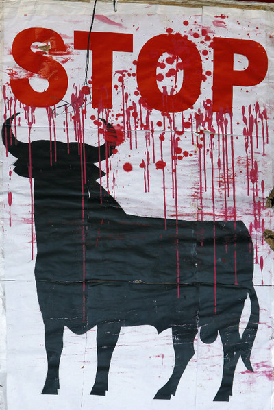 Pancarta desplegada ayer por los antitaurinos en las inmediaciones del Parlamento catalán.