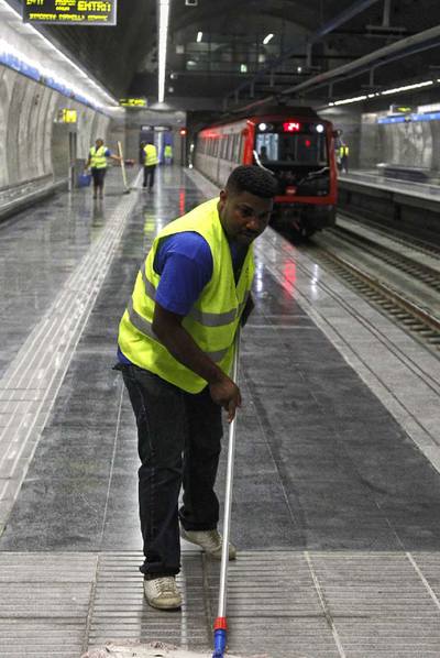 Últimos preparativos, ayer por la tarde, en la estación del metro del Carmel.