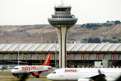 Vista de la torre de control del aeropuerto de Barajas en Madrid.