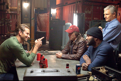 De izquierda a derecha: Bradley Cooper, Sharlto Copley, Quinton Rampage Jackson y Liam Neeson en un fotograma de  El equipo A. 