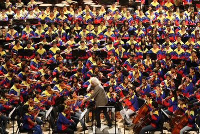 Simon Rattle, durante una de sus sesiones en la Universidad Nacional de Caracas este mes de julio.