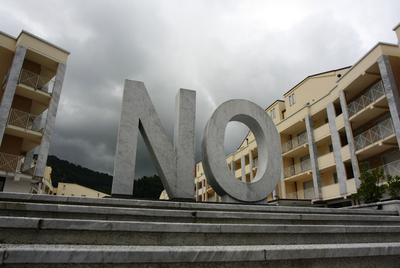  NO,  escultura del artista español Santiago Sierra en la bienal de Carrara.