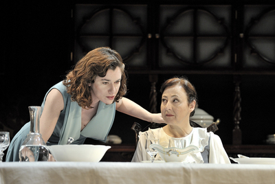 Àngels Bassas y Carmen Machi, en una escena  de   Almuerzo en casa de los Wittgenstein (Ritter, Dene, Voss),  de Thomas Bernhard, dirigida por Josep Maria Mestres.