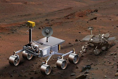 Ilustración del nuevo laboratorio  Curiosity  (izquierda) junto al modelo de los actuales robots en Marte.