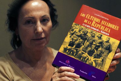 Carmen Calvo Jung, con su libro  Los últimos aviadores de la República .
