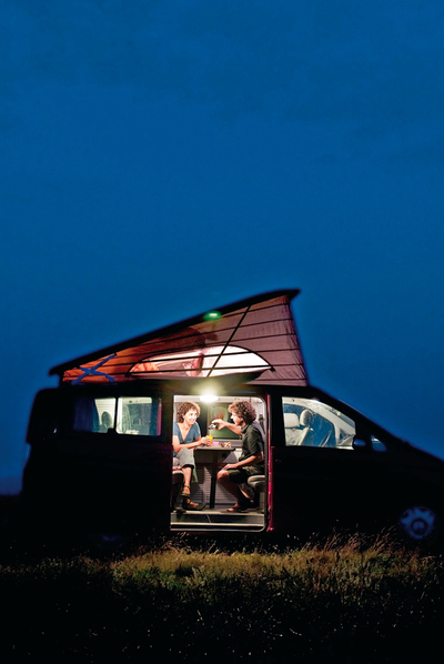 Cena romántica de Xavi Codina, cocinero, y Nuna Cerdà, enfermera en el interior de su furgoneta