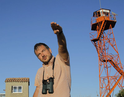 Ángel Vela señala el lugar del accidente desde la torre de vigilancia de Riba de Saelices.
