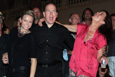 El príncipe Alberto, con su prometida, Charlene Wittstock (izquierda), y su hermana Carolina.