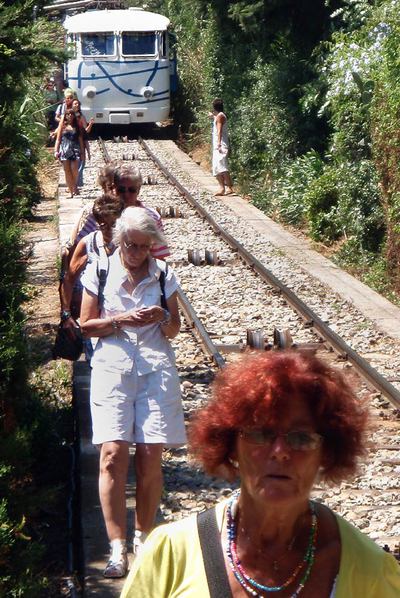 Los pasajeros se dirigen a la estación por las vías tras salir del funicular.
