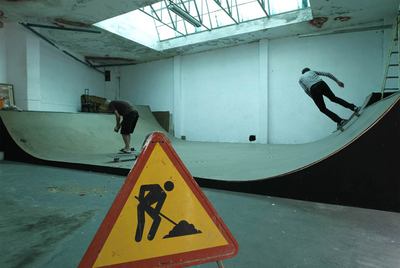 Pista de   skateboard   instalada en el centro social autogestionado La Tabacalera.