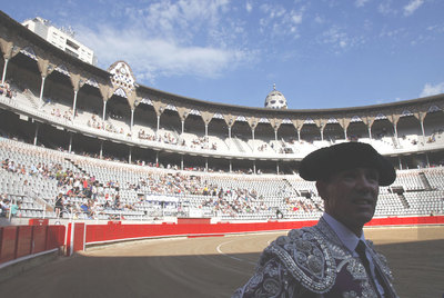 Vista de las gradas semivacías  de la plaza de toros Munumental de Barcelona, poco antes del comienzo de la corrida de ayer