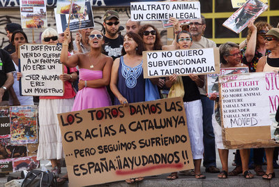 Un grupo de antitaurinos protesta en el exterior de la Monumental