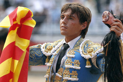 Miguel Tendero, con la  senyera  en la mano.