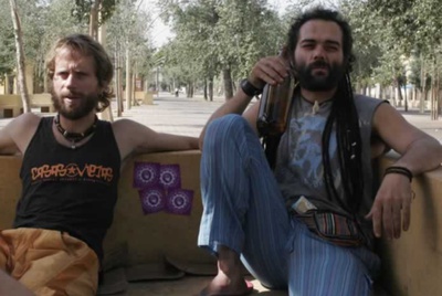 Alberto López y Alfonso Sánchez, disfrazados de hippies, durante el rodaje del tercer cortometraje de la  Trilogía Sevillana 