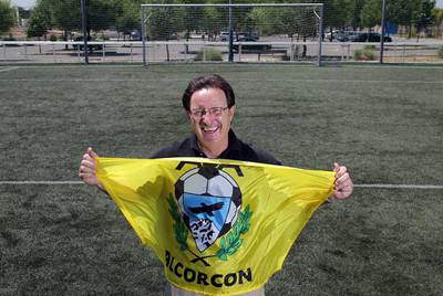 La victoria contra el Madrid cambió la vida para el entrenador del Alcorcón (en la foto) y sus jugadores. 
