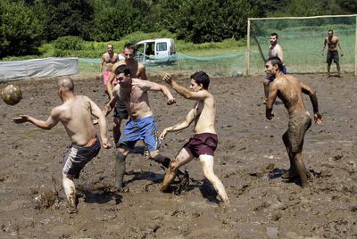 Participantes en el campeonato de  fútbol-lama  , en uno de los partidos disputados el pasado sábado en Covelo. 