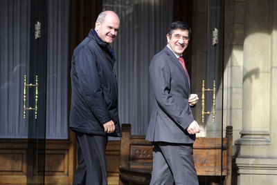 El  lehendakari  (derecha), con el vicepresidente tercero y ministro de Política Territorial, Manuel Chaves, antes de su reunión en febrero pasado.