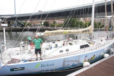 El navegante Unai Basurko posa en Bilbao en el velero con el que recorrerá el Mar del Norte.