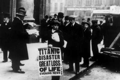 Un vendedor de periódicos anuncia en Londres, en 1912, el hundimiento del  Titanic. 