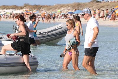 Eugenia Martínez de Irujo ha comenzado a disfrutar de sus vacaciones. Como ya viene siendo tradición, la duquesa de Montoro ha elegido las islas Baleares para veranear con un amplio grupo de amigos. Está en Formentera, pero no descarta visitar Ibiza. Mientras, su madre, la duquesa de Alba, permanece en Marbella después de pasar unos días en el norte.