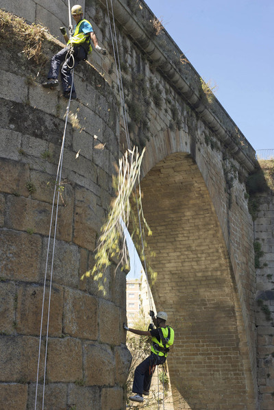 El viejo puente ourensano se lava la cara