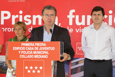 Francisco Granados, durante la colocación de una primera piedra en Collado Mediano.