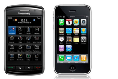 Los tres contendientes de la batalla de los teléfonos: Blackberry (izda.) y iPhone (dcha.)