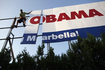 Un operario retira el cartel dedicado a los Obama.