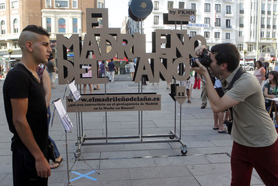 Uno de los aspirantes a Madrileño del Año posando frente a la cámara en la plaza de Callao.