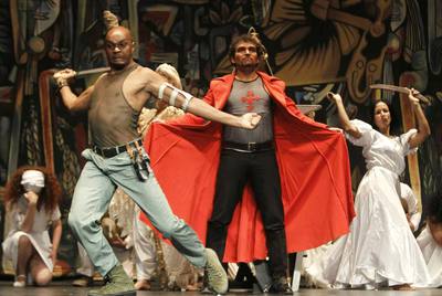 Arriba, una escena del  Fuenteovejuna  caribeño.