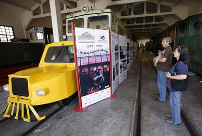 Dos personas leen los paneles instalados en el Museo Vasco del Ferrocarril de Azpeitia.