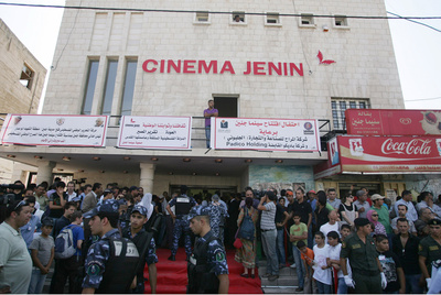 Palestinos a la puerta del cine Jenin el día de la inauguración.