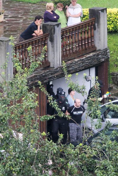 La Ertzaintza saca a Agirresarobe de la casa de sus padres.