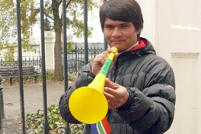 Para innovar la  vuvuzela , Neil van Schalkwyk tomó la idea  del instrumento que usaban los seguidores de los equipos de Johanesburgo.