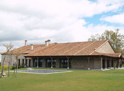 La fachada de piedra, teja y madera del hotel La finca de Duque, en Sotosalbos, Segovia.