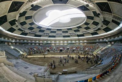 La cúpula retráctil de la plaza, que de momento no puede cerrarse, mide 40 metros de diámetro y pesa 1.000 toneladas.