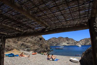 En Cala Culip solo hay belleza, nudismo y barcos hundidos.