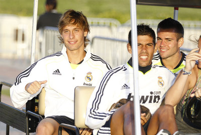 Sergio Canales (a la izquierda), junto a los canteranos Juanfran y Nacho durante la concentración del Madrid en Los Ángeles.