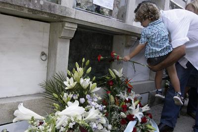 Flores para Reboiras en el 35º aniversario de su asesinato
