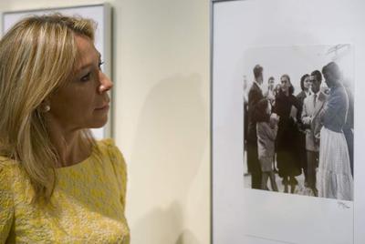 Patricia Ferrol, junto a una de las fotografías de su padre en la exposición inaugurada en Buenos Aires.